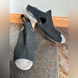 Earth Ivy Syrah black leather upper heeled sandal. Size 8